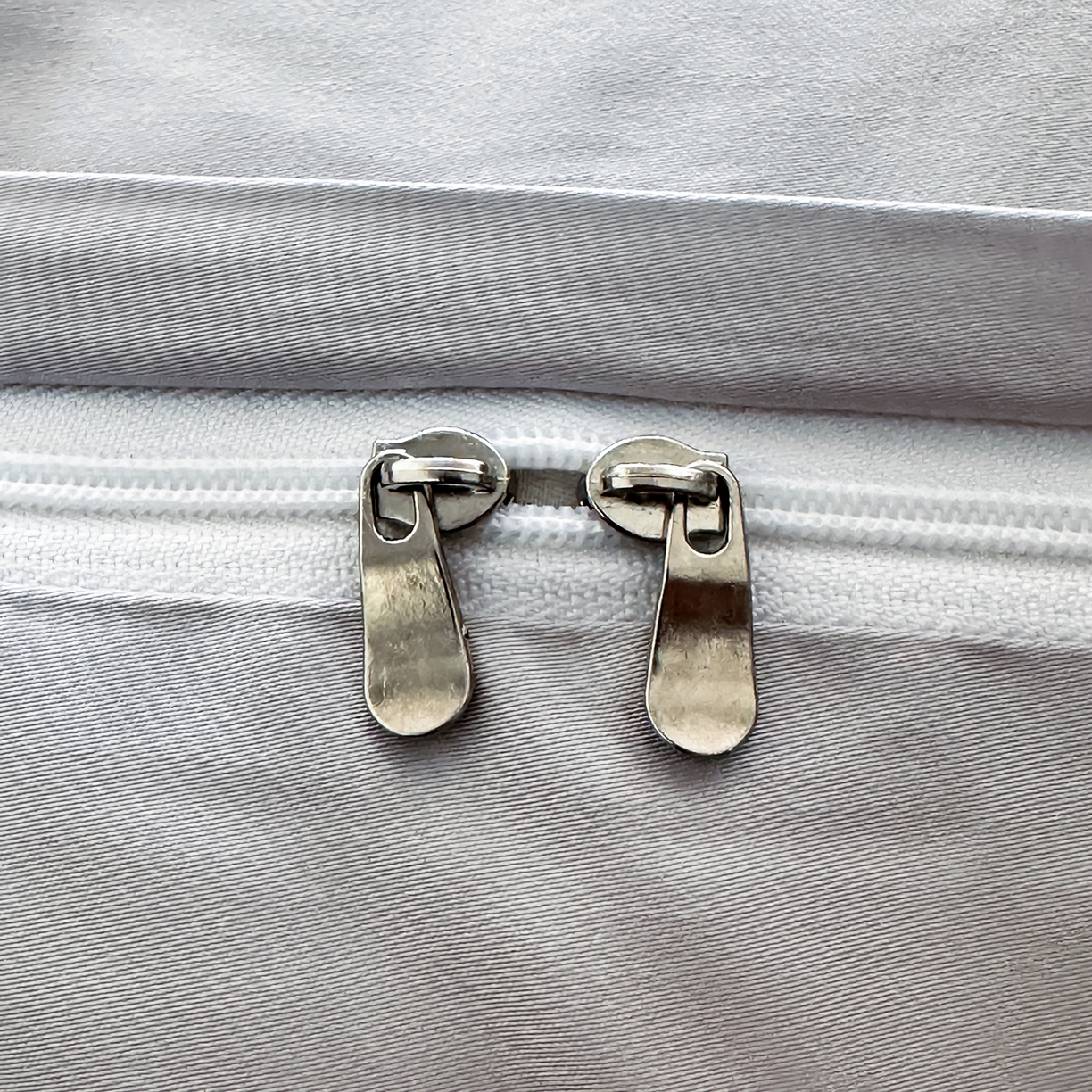 91家纺网 家纺一手货源 找家纺 安妮家居 2025新款100S长绒棉贡缎纯色四件套 胧月灰