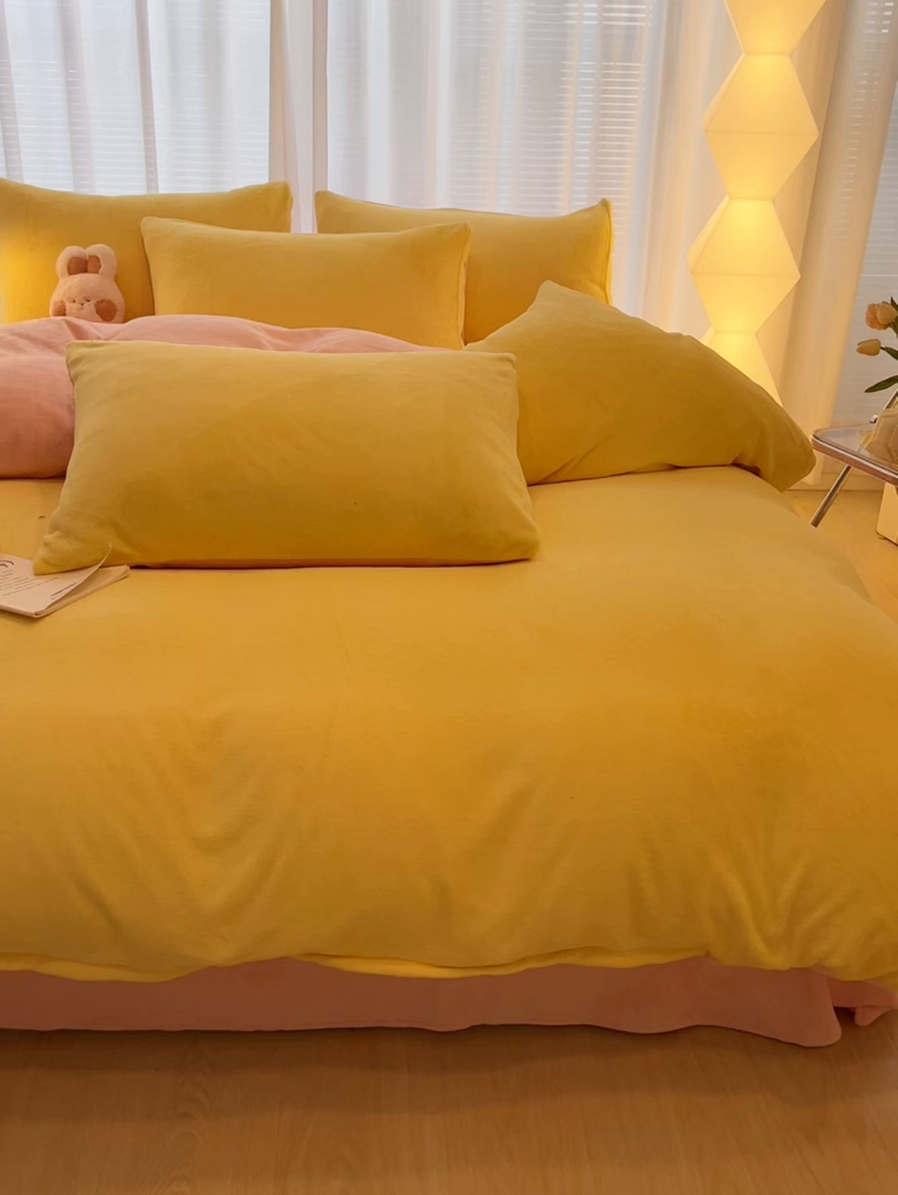 91家纺网 家纺一手货源 找家纺 悦织湾家纺 2025新款简约纯色牛奶绒四件套条纹轻奢时尚冬季加厚保暖床上用品学生宿舍三四件套 牛奶绒-浅黄+浅粉