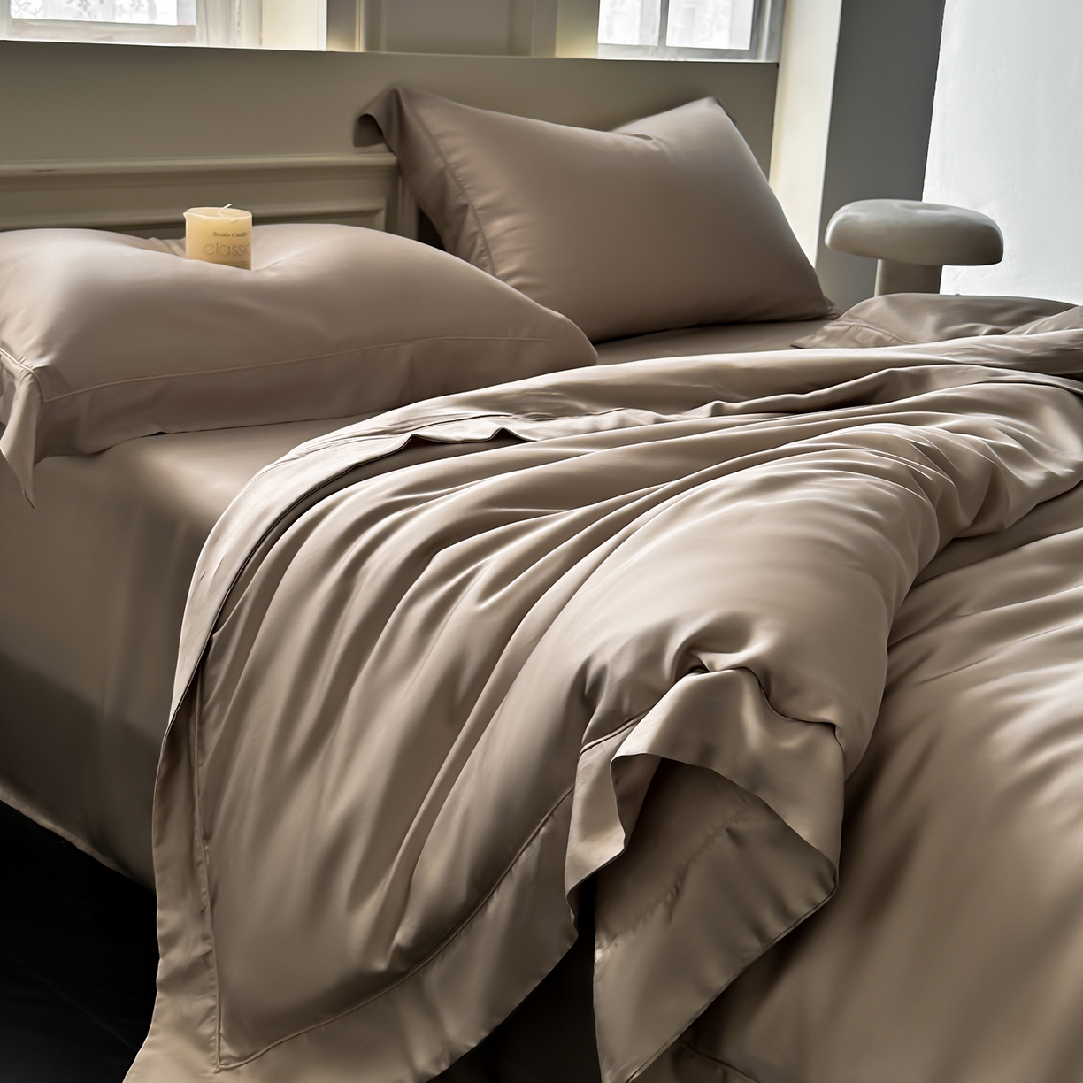 91家纺网 家纺一手货源 找家纺 安妮家居 2025新款100S长绒棉贡缎纯色四件套 砂砾咖