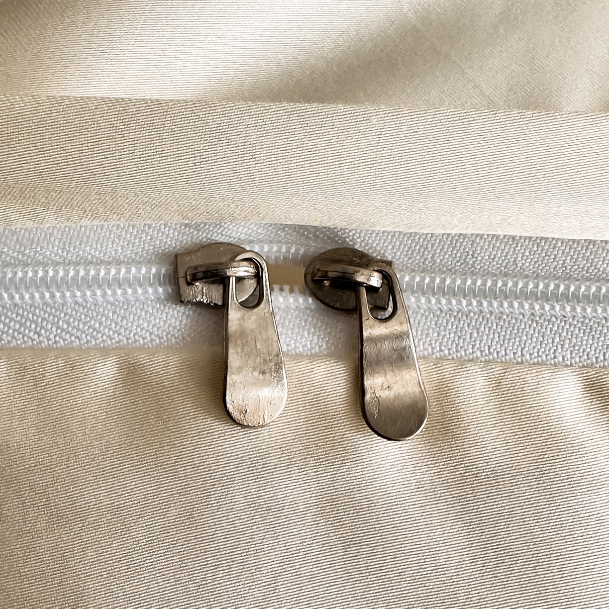 91家纺网 家纺一手货源 找家纺 安妮家居 2025新款100S长绒棉贡缎纯色四件套 奶白色