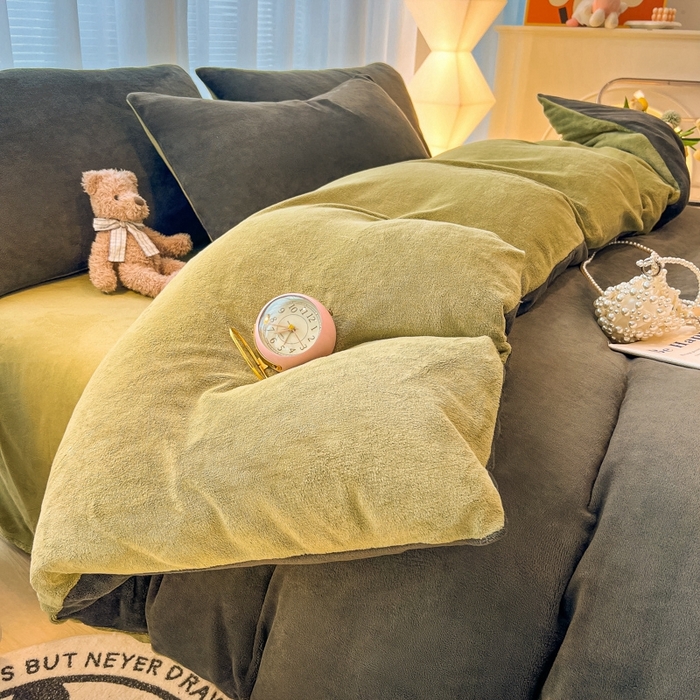 91家纺网 家纺一手货源 找家纺 悦织湾家纺 2025新款简约纯色牛奶绒四件套条纹轻奢时尚冬季加厚保暖床上用品学生宿舍三四件套 牛奶绒-深灰+抹茶