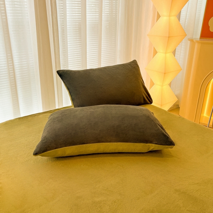 91家纺网 家纺一手货源 找家纺 悦织湾家纺 2025新款简约纯色牛奶绒四件套条纹轻奢时尚冬季加厚保暖床上用品学生宿舍三四件套 牛奶绒-深灰+抹茶