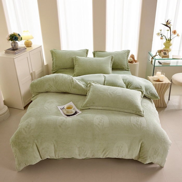 91家纺网 家纺一手货源 找家纺 亿梵 2025秋冬新款A类全消光牛奶绒立体5D雕花绒四件套 琳琅花语-原野绿