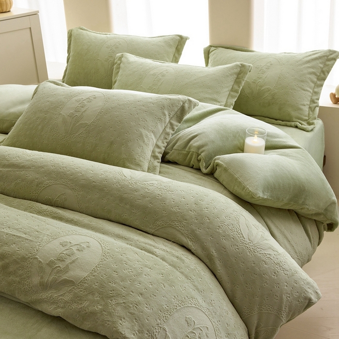 91家纺网 家纺一手货源 找家纺 亿梵 2025秋冬新款A类全消光牛奶绒立体5D雕花绒四件套 琳琅花语-原野绿