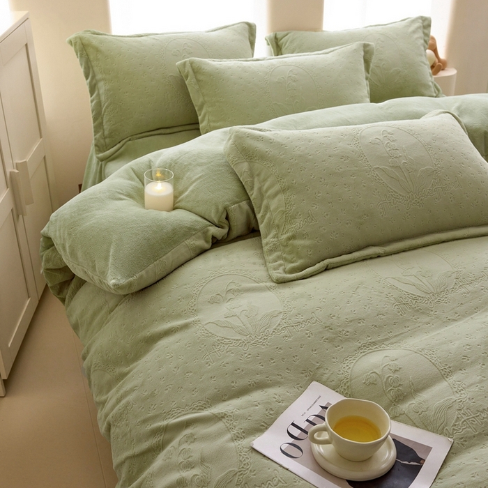 91家纺网 家纺一手货源 找家纺 亿梵 2025秋冬新款A类全消光牛奶绒立体5D雕花绒四件套 琳琅花语-原野绿