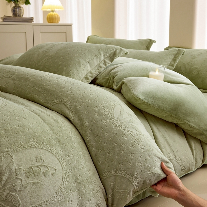 91家纺网 家纺一手货源 找家纺 亿梵 2025秋冬新款A类全消光牛奶绒立体5D雕花绒四件套 琳琅花语-原野绿