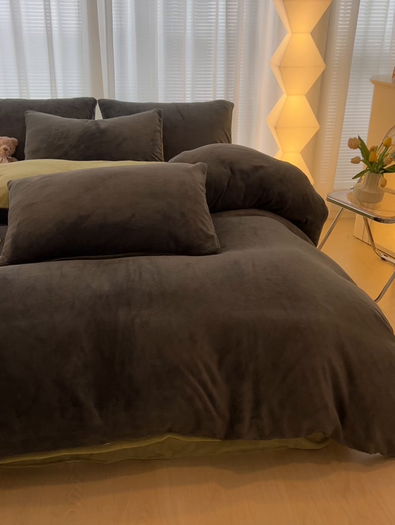 91家纺网 家纺一手货源 找家纺 悦织湾家纺 2025新款简约纯色牛奶绒四件套条纹轻奢时尚冬季加厚保暖床上用品学生宿舍三四件套 牛奶绒-深灰+抹茶