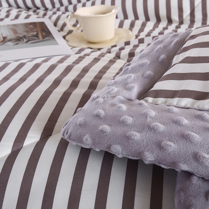 91家纺网 家纺一手货源 找家纺 欧朵 2025新款A类水洗棉豆豆绒被子冬被大豆被芯春秋被冬被 幼儿园 学生宿舍 四季被空调被子甜辣风-深灰条