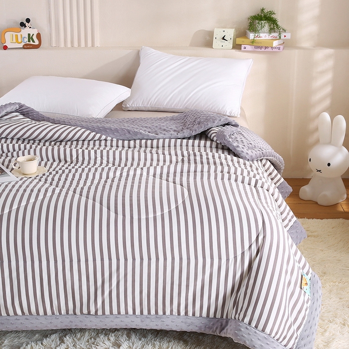 91家纺网 家纺一手货源 找家纺 欧朵 2025新款A类水洗棉豆豆绒被子冬被大豆被芯春秋被冬被 幼儿园 学生宿舍 四季被空调被子甜辣风-深灰条