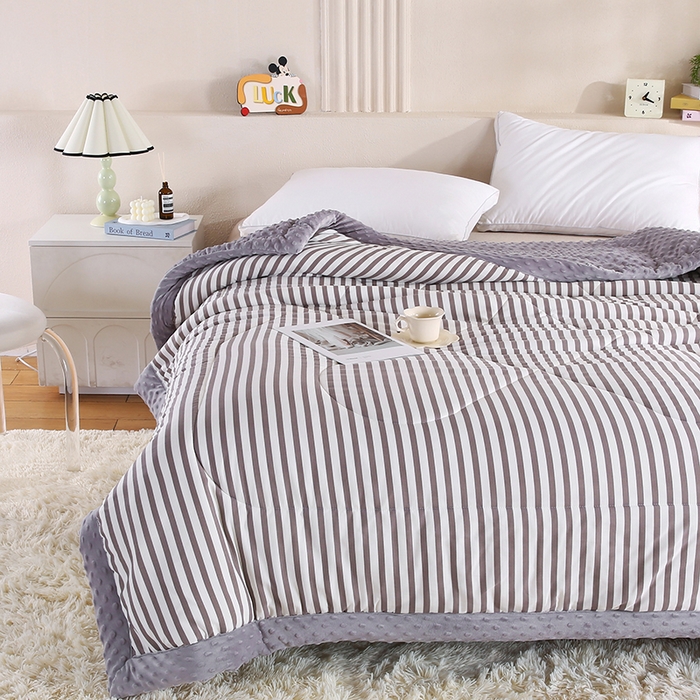 91家纺网 家纺一手货源 找家纺 欧朵 2025新款A类水洗棉豆豆绒被子冬被大豆被芯春秋被冬被 幼儿园 学生宿舍 四季被空调被子甜辣风-深灰条