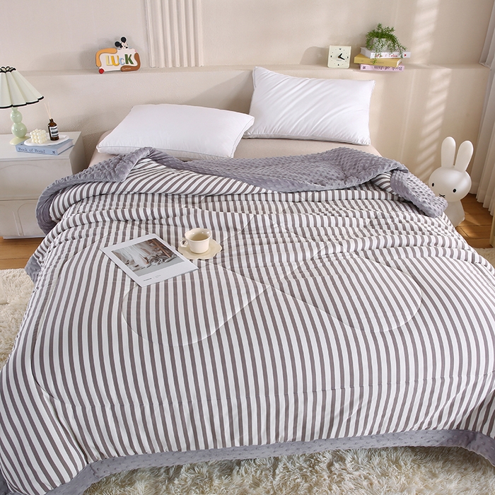 91家纺网 家纺一手货源 找家纺 欧朵 2025新款A类水洗棉豆豆绒被子冬被大豆被芯春秋被冬被 幼儿园 学生宿舍 四季被空调被子甜辣风-深灰条