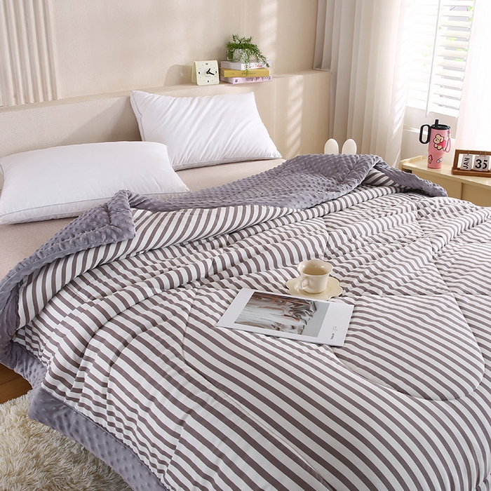 91家纺网 家纺一手货源 找家纺 欧朵 2025新款A类水洗棉豆豆绒被子冬被大豆被芯春秋被冬被 幼儿园 学生宿舍 四季被空调被子甜辣风-深灰条