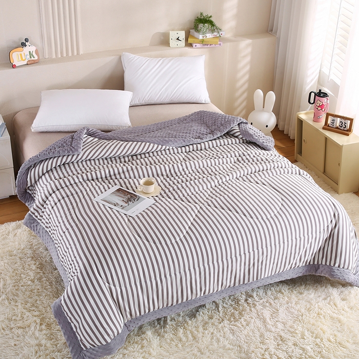 91家纺网 家纺一手货源 找家纺 欧朵 2025新款A类水洗棉豆豆绒被子冬被大豆被芯春秋被冬被 幼儿园 学生宿舍 四季被空调被子甜辣风-深灰条