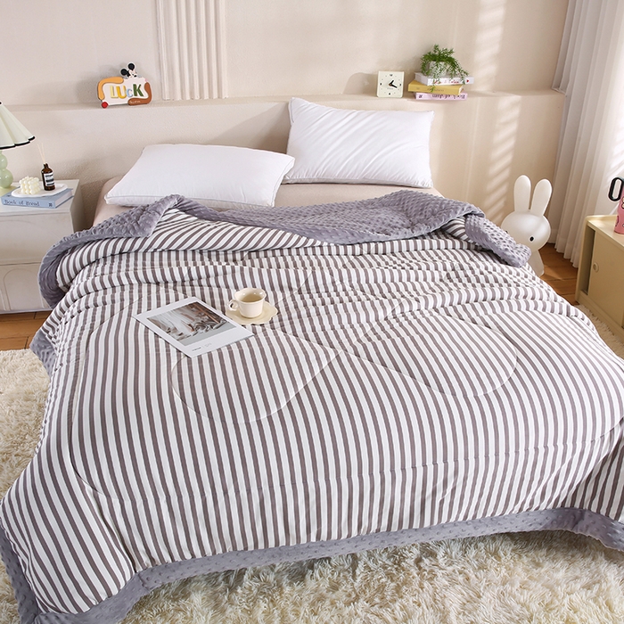 91家纺网 家纺一手货源 找家纺 欧朵 2025新款A类水洗棉豆豆绒被子冬被大豆被芯春秋被冬被 幼儿园 学生宿舍 四季被空调被子甜辣风-深灰条