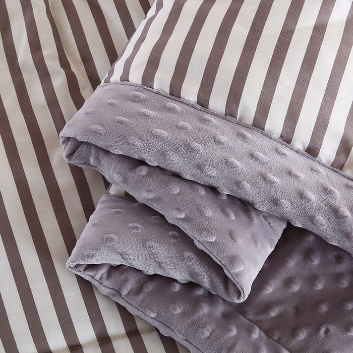 91家纺网 家纺一手货源 找家纺 欧朵 2025新款A类水洗棉豆豆绒被子冬被大豆被芯春秋被冬被 幼儿园 学生宿舍 四季被空调被子甜辣风-深灰条