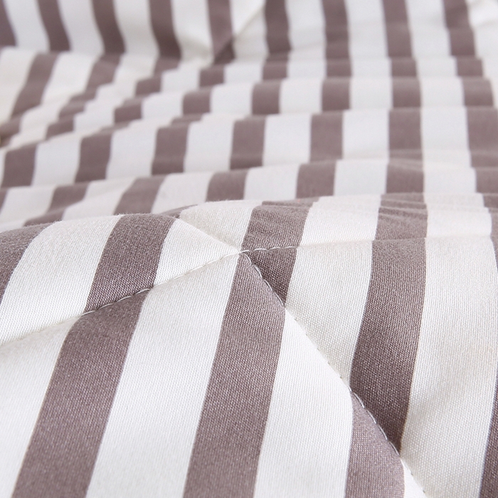 91家纺网 家纺一手货源 找家纺 欧朵 2025新款A类水洗棉豆豆绒被子冬被大豆被芯春秋被冬被 幼儿园 学生宿舍 四季被空调被子甜辣风-深灰条