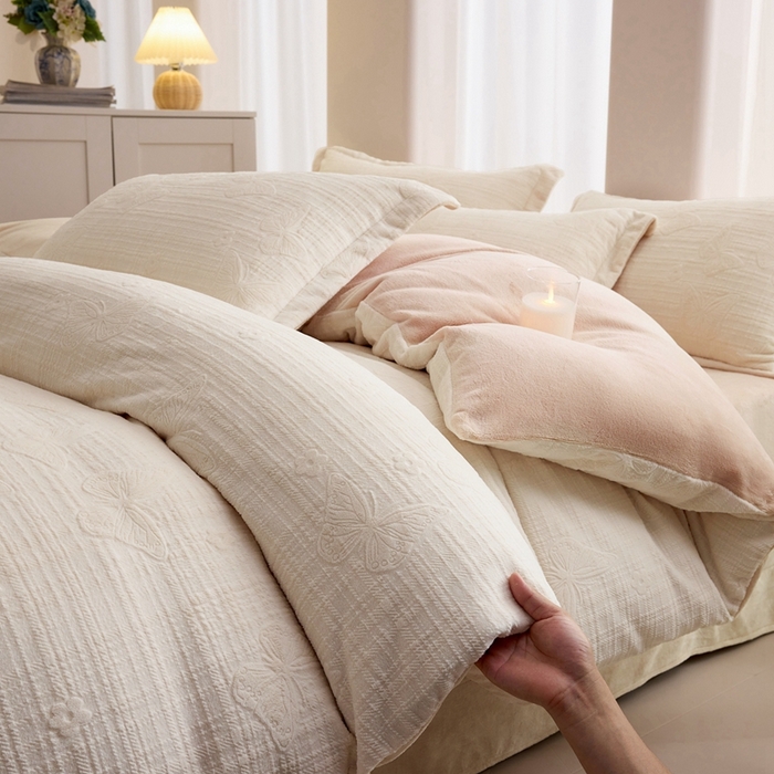 91家纺网 家纺一手货源 找家纺 亿梵 2025秋冬新款A类全消光牛奶绒立体5D雕花绒四件套 田间梦蝶-奶油白