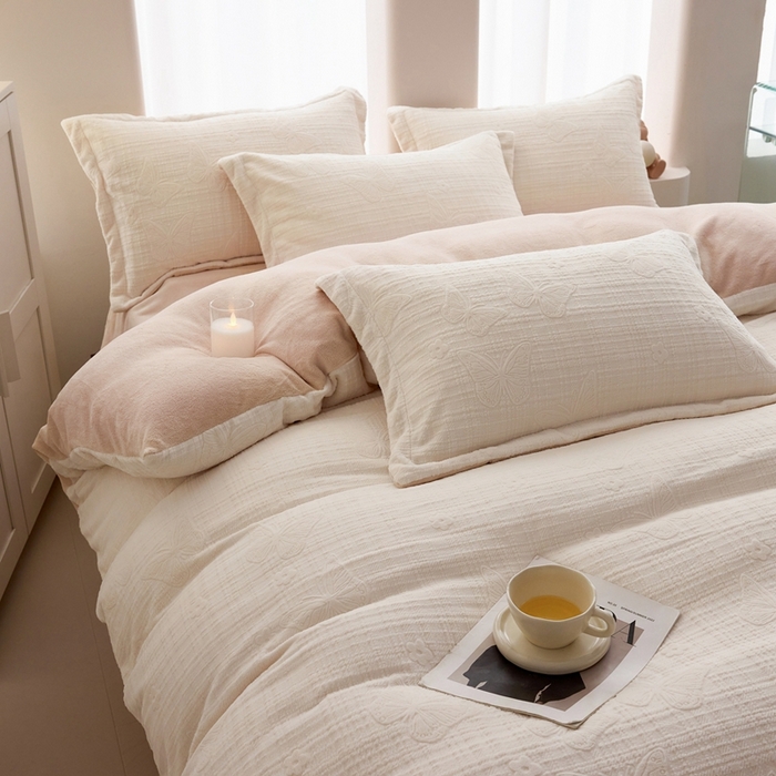 91家纺网 家纺一手货源 找家纺 亿梵 2025秋冬新款A类全消光牛奶绒立体5D雕花绒四件套 田间梦蝶-奶油白