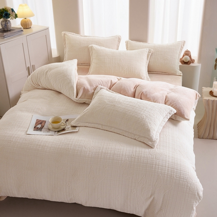 91家纺网 家纺一手货源 找家纺 亿梵 2025秋冬新款A类全消光牛奶绒立体5D雕花绒四件套 田间梦蝶-奶油白