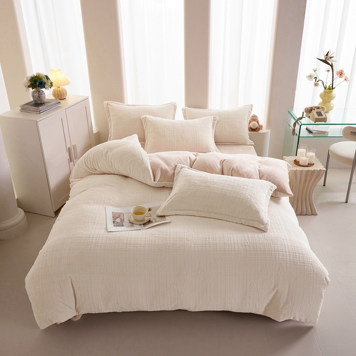 91家纺网 家纺一手货源 找家纺 亿梵 2025秋冬新款A类全消光牛奶绒立体5D雕花绒四件套 田间梦蝶-奶油白