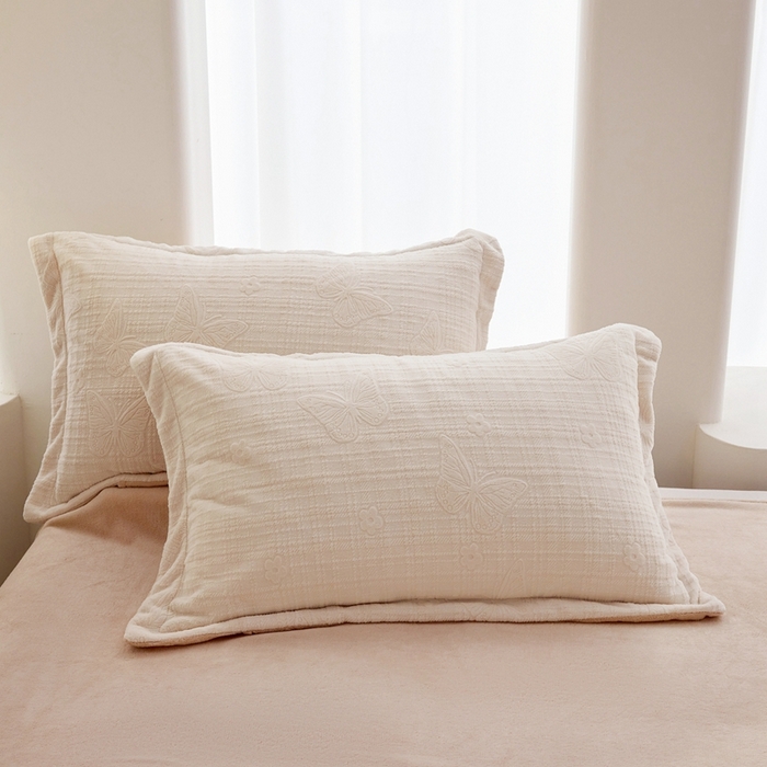 91家纺网 家纺一手货源 找家纺 亿梵 2025秋冬新款A类全消光牛奶绒立体5D雕花绒四件套 田间梦蝶-奶油白