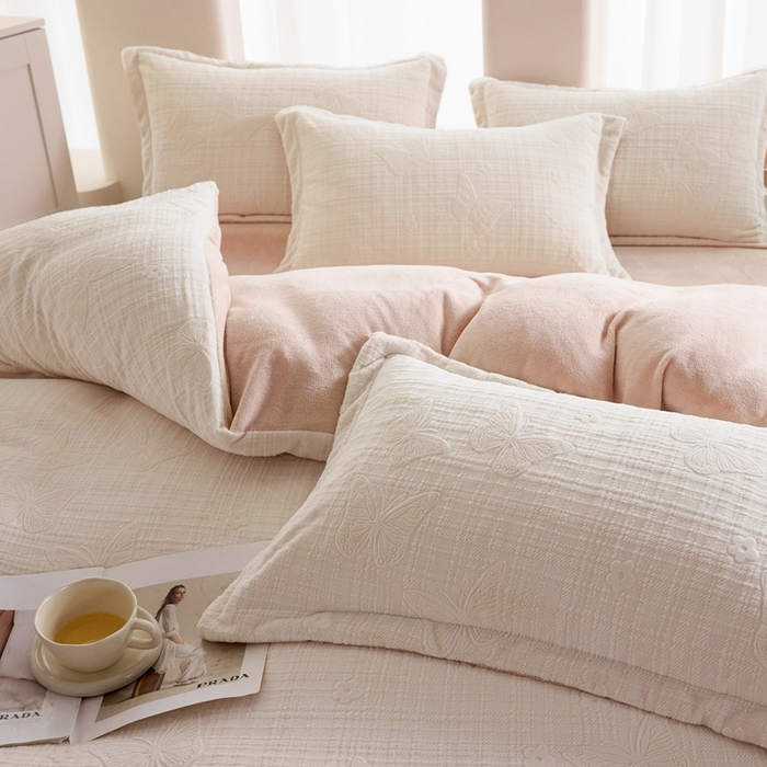 91家纺网 家纺一手货源 找家纺 亿梵 2025秋冬新款A类全消光牛奶绒立体5D雕花绒四件套 田间梦蝶-奶油白