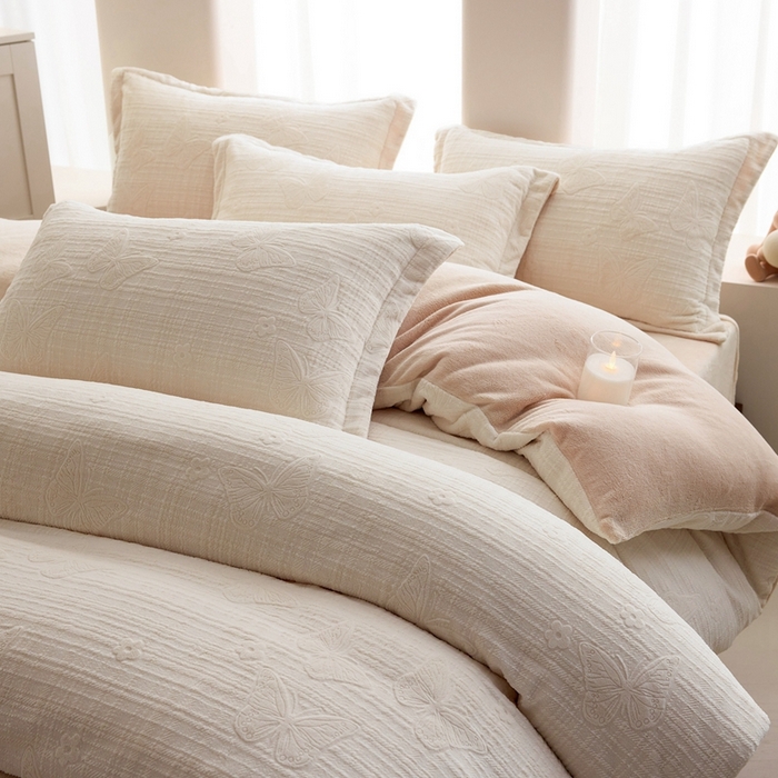 91家纺网 家纺一手货源 找家纺 亿梵 2025秋冬新款A类全消光牛奶绒立体5D雕花绒四件套 田间梦蝶-奶油白