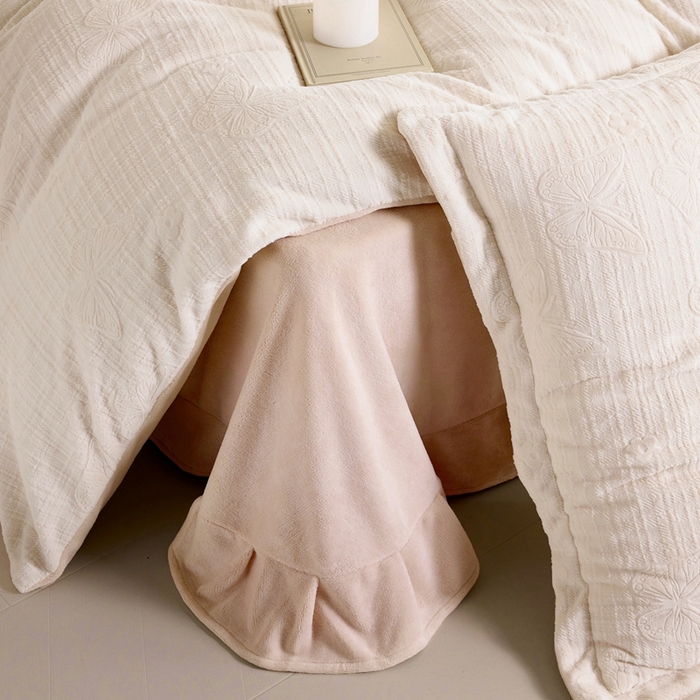 91家纺网 家纺一手货源 找家纺 亿梵 2025秋冬新款A类全消光牛奶绒立体5D雕花绒四件套 田间梦蝶-奶油白