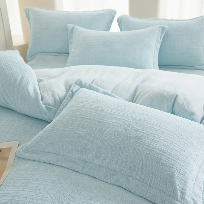 91家纺网 家纺一手货源 找家纺 亿梵 2025秋冬新款A类全消光牛奶绒立体5D雕花绒四件套 田间梦蝶-天空蓝