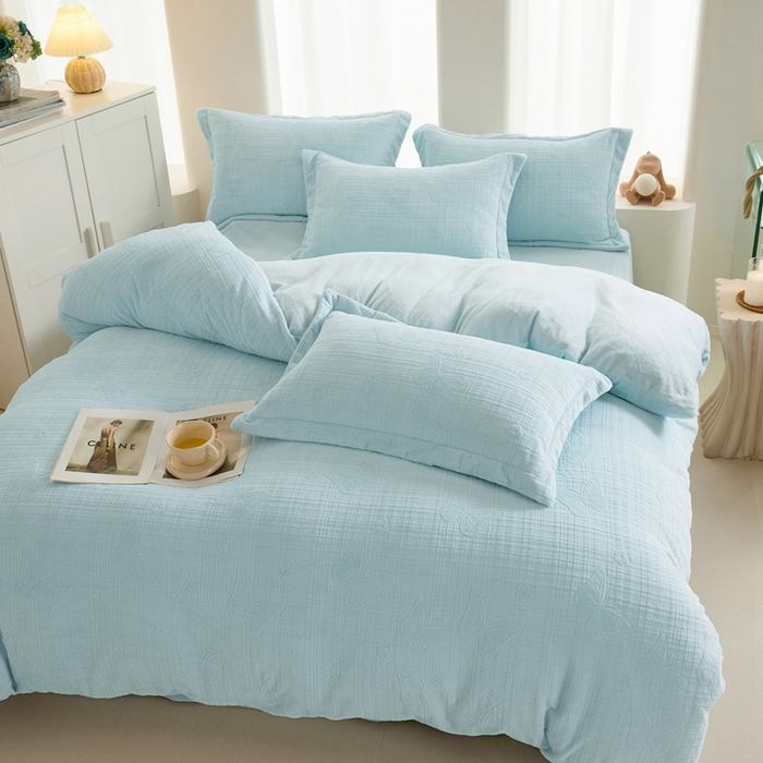 91家纺网 家纺一手货源 找家纺 亿梵 2025秋冬新款A类全消光牛奶绒立体5D雕花绒四件套 田间梦蝶-天空蓝