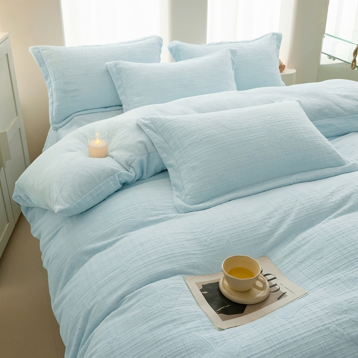 91家纺网 家纺一手货源 找家纺 亿梵 2025秋冬新款A类全消光牛奶绒立体5D雕花绒四件套 田间梦蝶-天空蓝