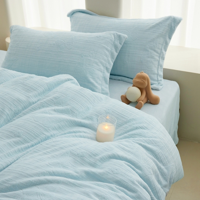 91家纺网 家纺一手货源 找家纺 亿梵 2025秋冬新款A类全消光牛奶绒立体5D雕花绒四件套 田间梦蝶-天空蓝