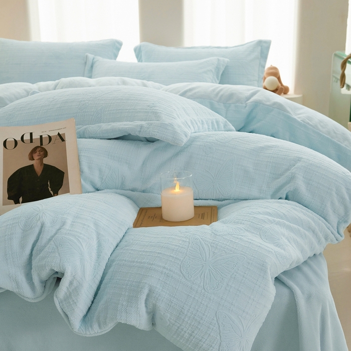 91家纺网 家纺一手货源 找家纺 亿梵 2025秋冬新款A类全消光牛奶绒立体5D雕花绒四件套 田间梦蝶-天空蓝