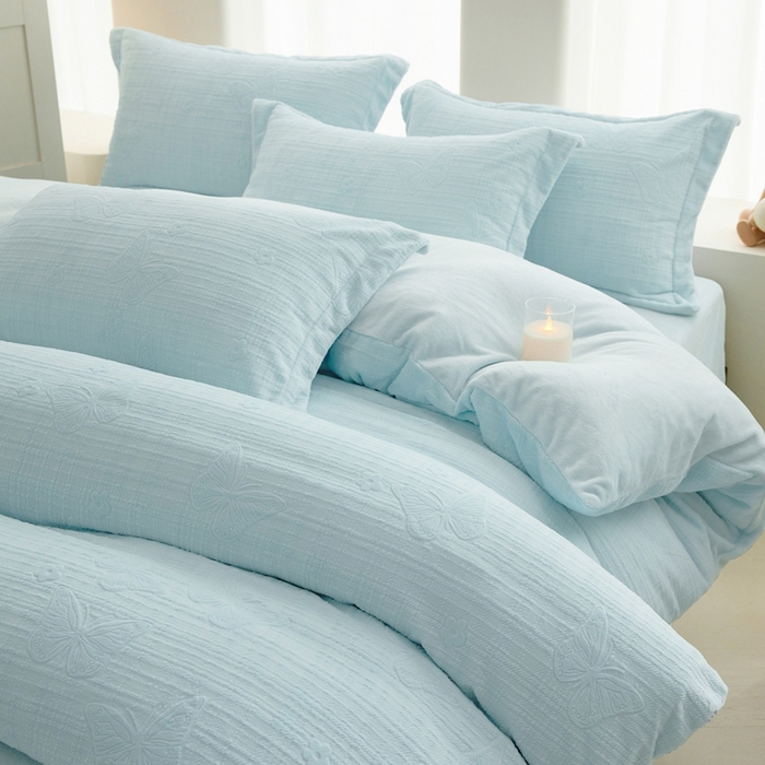 91家纺网 家纺一手货源 找家纺 亿梵 2025秋冬新款A类全消光牛奶绒立体5D雕花绒四件套 田间梦蝶-天空蓝