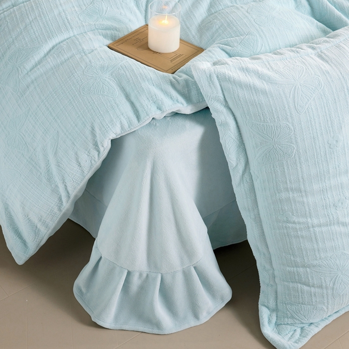 91家纺网 家纺一手货源 找家纺 亿梵 2025秋冬新款A类全消光牛奶绒立体5D雕花绒四件套 田间梦蝶-天空蓝