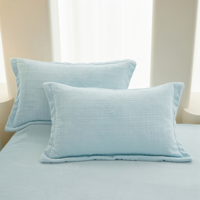 91家纺网 家纺一手货源 找家纺 亿梵 2025秋冬新款A类全消光牛奶绒立体5D雕花绒四件套 田间梦蝶-天空蓝