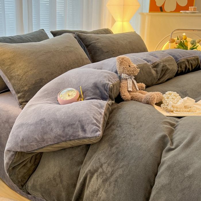 91家纺网 家纺一手货源 找家纺 悦织湾家纺 2025新款简约纯色牛奶绒四件套条纹轻奢时尚冬季加厚保暖床上用品学生宿舍三四件套 牛奶绒-深灰+浅灰