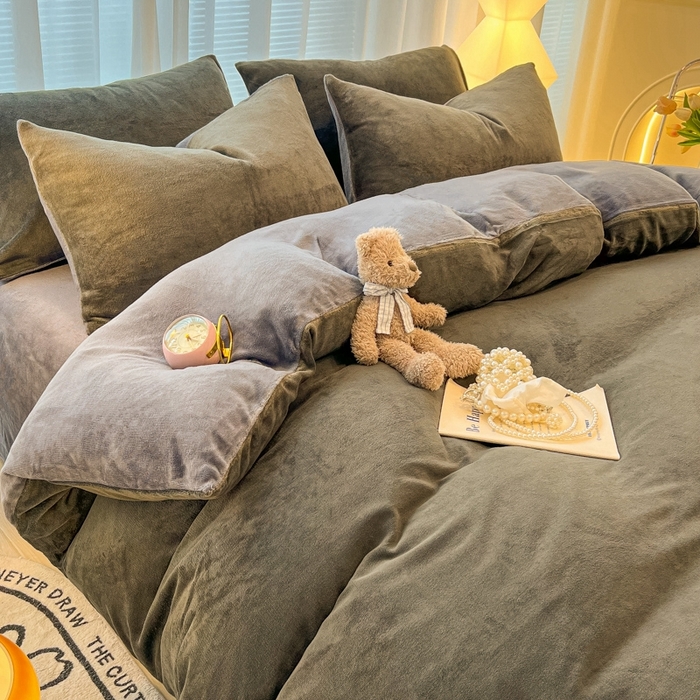 91家纺网 家纺一手货源 找家纺 悦织湾家纺 2025新款简约纯色牛奶绒四件套条纹轻奢时尚冬季加厚保暖床上用品学生宿舍三四件套 牛奶绒-深灰+浅灰