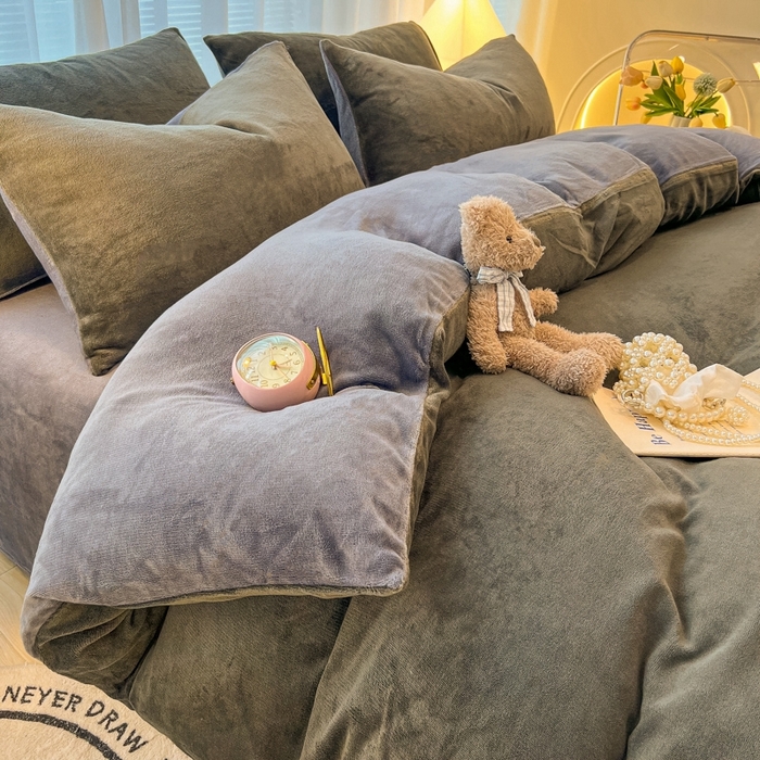 91家纺网 家纺一手货源 找家纺 悦织湾家纺 2025新款简约纯色牛奶绒四件套条纹轻奢时尚冬季加厚保暖床上用品学生宿舍三四件套 牛奶绒-深灰+浅灰