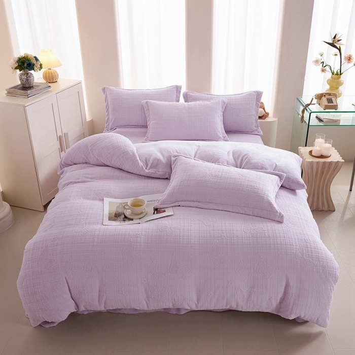 91家纺网 家纺一手货源 找家纺 亿梵 2025秋冬新款A类全消光牛奶绒立体5D雕花绒四件套 田间梦蝶-新媚紫