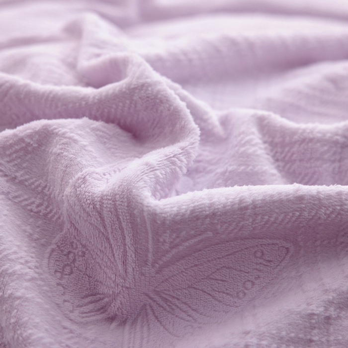 91家纺网 家纺一手货源 找家纺 亿梵 2025秋冬新款A类全消光牛奶绒立体5D雕花绒四件套 田间梦蝶-新媚紫