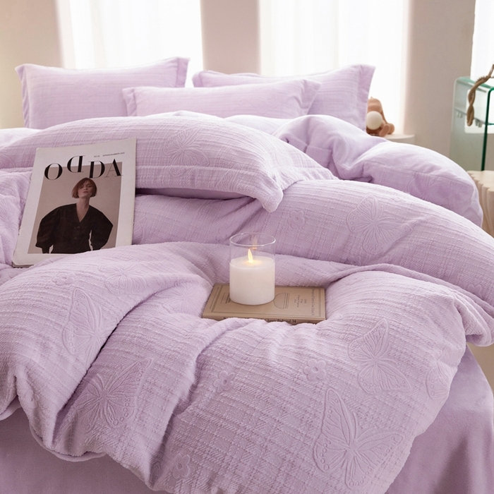 91家纺网 家纺一手货源 找家纺 亿梵 2025秋冬新款A类全消光牛奶绒立体5D雕花绒四件套 田间梦蝶-新媚紫