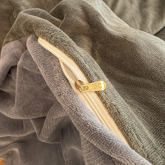 91家纺网 家纺一手货源 找家纺 悦织湾家纺 2025新款简约纯色牛奶绒四件套条纹轻奢时尚冬季加厚保暖床上用品学生宿舍三四件套 牛奶绒-深灰+浅灰