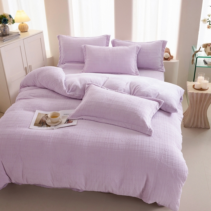 91家纺网 家纺一手货源 找家纺 亿梵 2025秋冬新款A类全消光牛奶绒立体5D雕花绒四件套 田间梦蝶-新媚紫