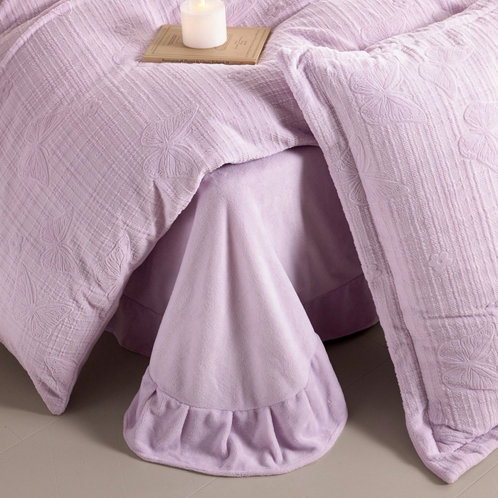 91家纺网 家纺一手货源 找家纺 亿梵 2025秋冬新款A类全消光牛奶绒立体5D雕花绒四件套 田间梦蝶-新媚紫