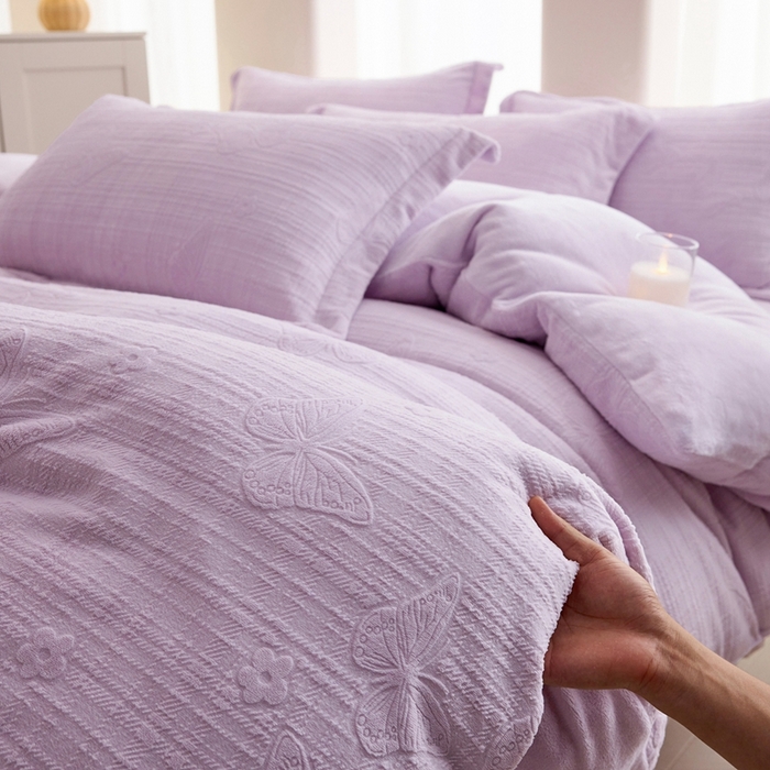 91家纺网 家纺一手货源 找家纺 亿梵 2025秋冬新款A类全消光牛奶绒立体5D雕花绒四件套 田间梦蝶-新媚紫