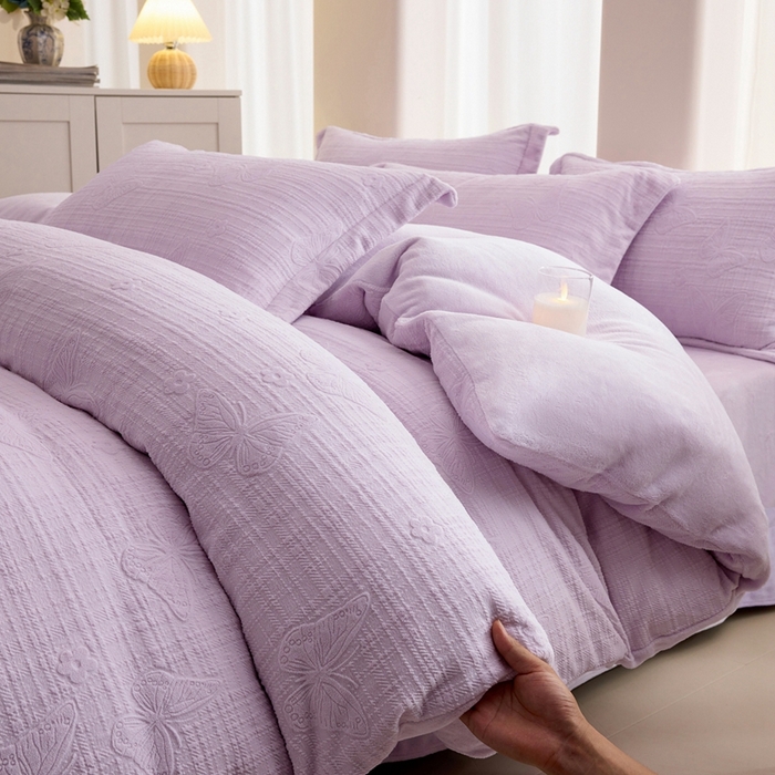 91家纺网 家纺一手货源 找家纺 亿梵 2025秋冬新款A类全消光牛奶绒立体5D雕花绒四件套 田间梦蝶-新媚紫