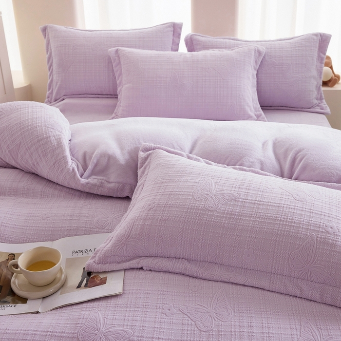 91家纺网 家纺一手货源 找家纺 亿梵 2025秋冬新款A类全消光牛奶绒立体5D雕花绒四件套 田间梦蝶-新媚紫