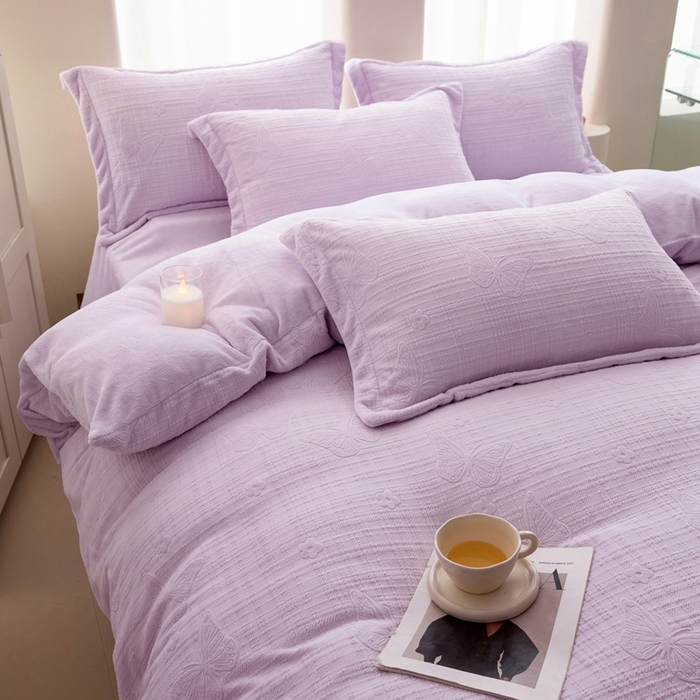 91家纺网 家纺一手货源 找家纺 亿梵 2025秋冬新款A类全消光牛奶绒立体5D雕花绒四件套 田间梦蝶-新媚紫