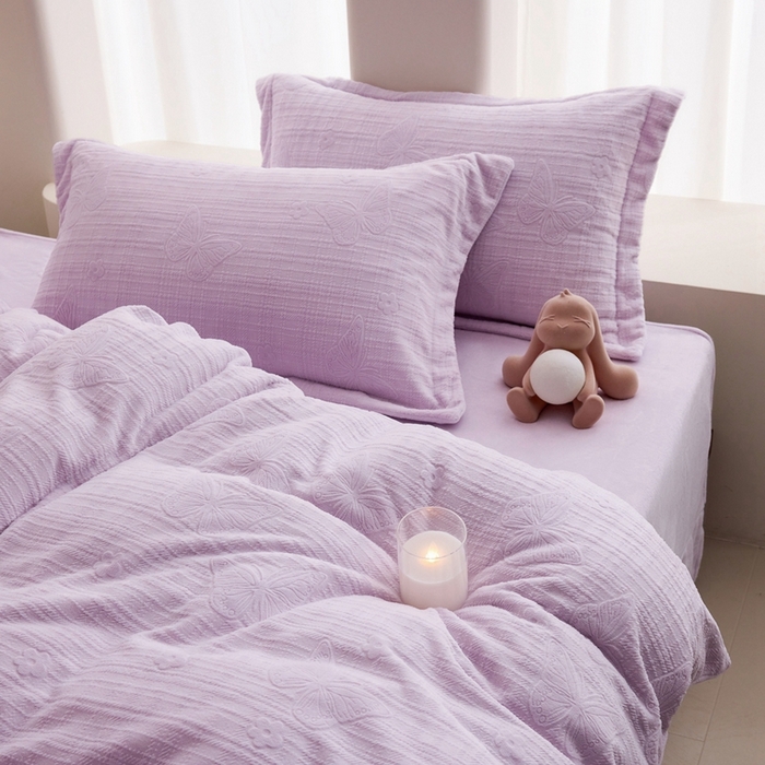 91家纺网 家纺一手货源 找家纺 亿梵 2025秋冬新款A类全消光牛奶绒立体5D雕花绒四件套 田间梦蝶-新媚紫